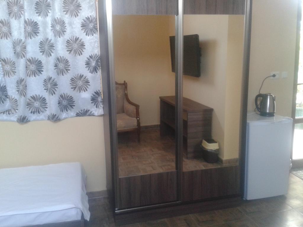 Maxim Mini Hotel Batumi Esterno foto